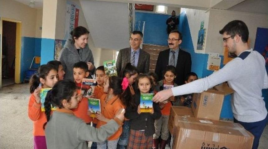 Doğa Koruma Ve Milli Parklar Şubesi&rsquo;nden K&ouml;y Okulu K&uuml;t&uuml;phanesine Kitap Bağışı