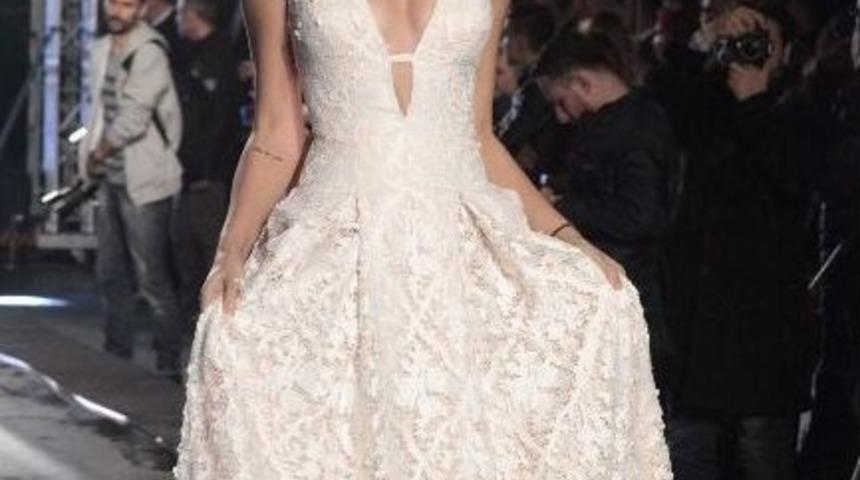 İzmir&rsquo;de Sevgililer G&uuml;n&uuml;ne &Ouml;zel Defile