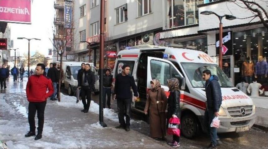 Başına Buz K&uuml;tlesi D&uuml;şen Kadın Ağır Yaralandı