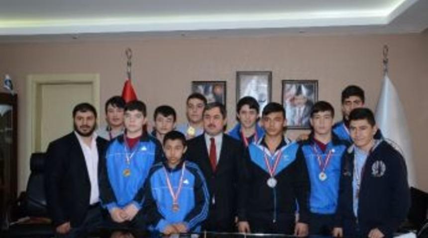 Başkan Eser, Başarılı G&uuml;reş&ccedil;ileri &Ouml;d&uuml;llendirdi