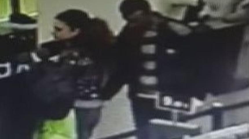 Cep Telefonu Hırsızı &Ouml;nce Kameralara Sonra Polise Yakalandı