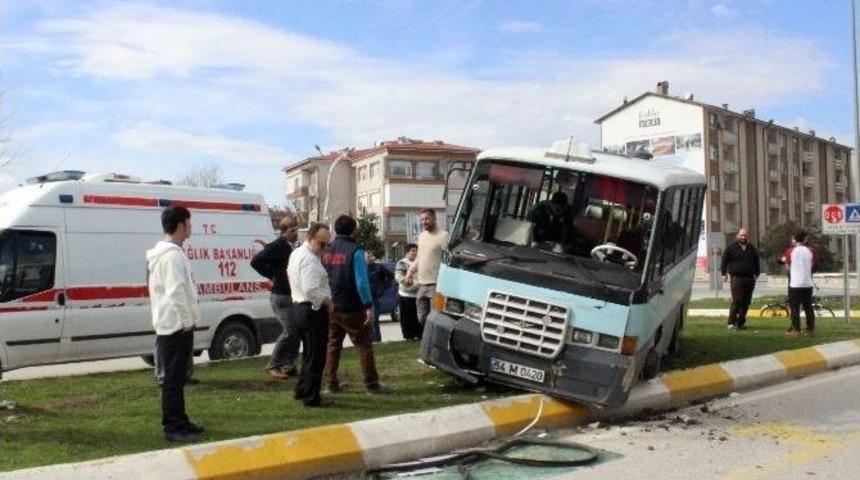 Yolcu Minib&uuml;s&uuml; Orta Ref&uuml;je &Ccedil;ıktı: 2 Yaralı