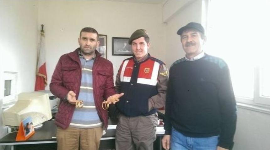 Tekirdağlı &Ccedil;ift&ccedil;i, Bulduğu Altın Bilezikleri Sahibine Ulaştırdı