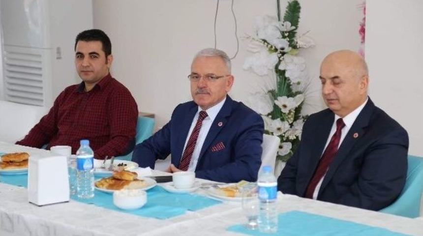 B&uuml; Rekt&ouml;r&uuml; Karacabey Yabancı Diller B&ouml;l&uuml;m&uuml; &Ouml;ğretim Elemanları İle Bir Araya Geldi