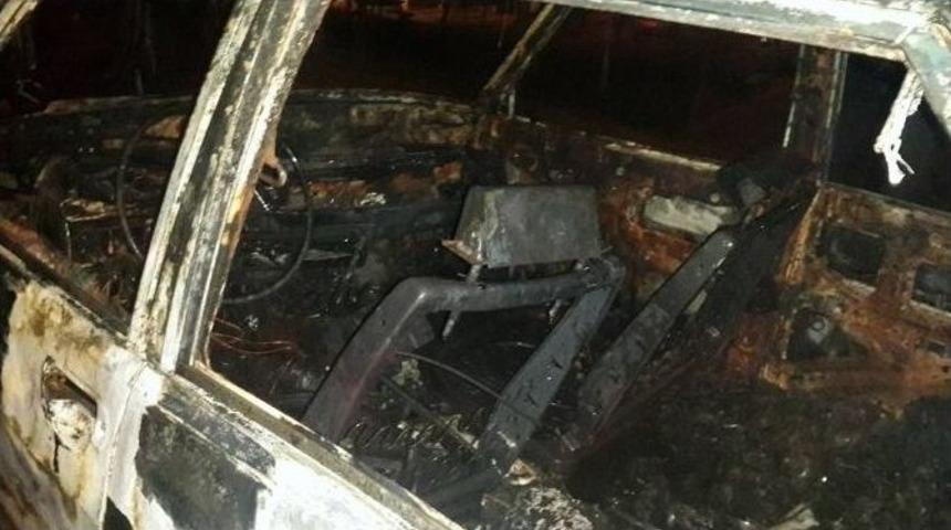 Park Halindeyken Yanan Otomobil Hurdaya D&ouml;nd&uuml;