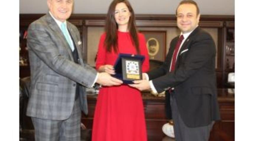 Hayat Kurtaran Hostese İa&uuml;&rsquo;den Plaket