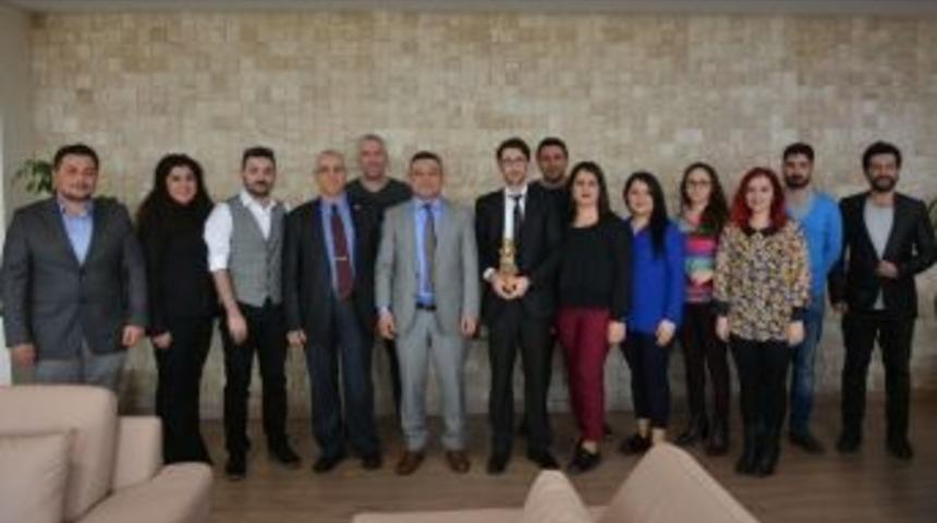 Rekt&ouml;r Acer Radyo &Ccedil;alışanlarını Kutladı