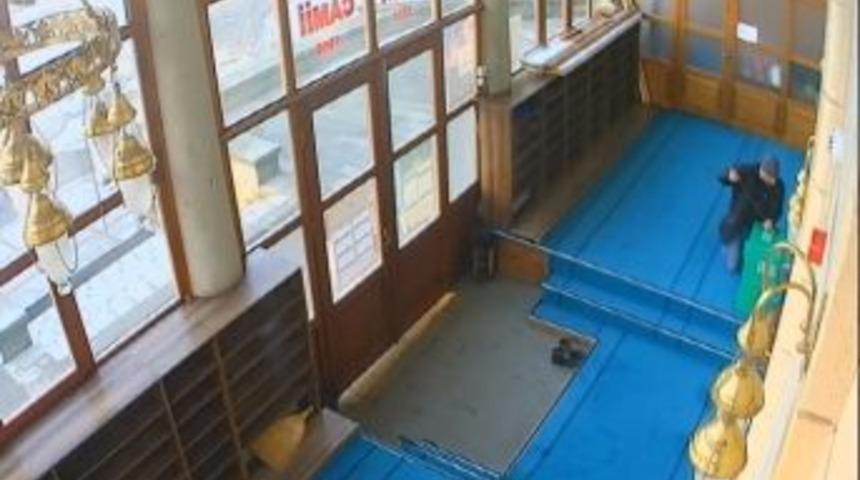 Ağzındaki Sakızla Cami Kasasını Soydu