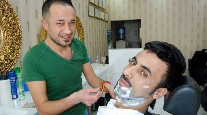 Berberlerin Başı Artistlerle Belada