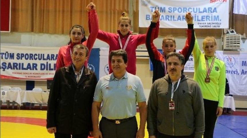 Yalovalı Bayan G&uuml;reş&ccedil;iler Madalyaları Silip S&uuml;p&uuml;rd&uuml;