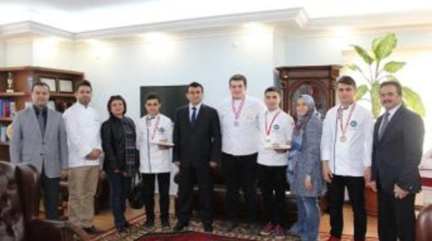 30 &Uuml;lkeyi Geride Bırakarak 2. Oldular