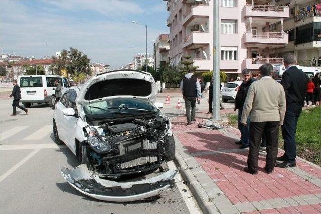 Manavgat’ta Trafik Kazası: 2 Yaralı