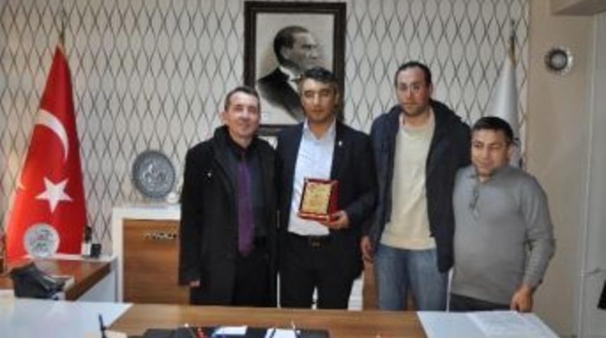 G&ouml;rme Engellilerden İl M&uuml;d&uuml;r&uuml; Aksoy&rsquo;a Teşekk&uuml;r Ziyareti