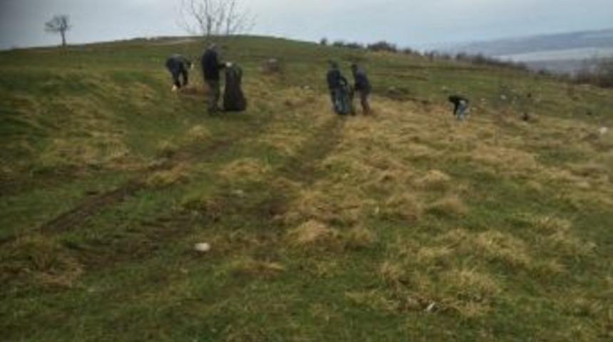 Serdivan Tepesinde Bir G&uuml;nde 2 Kamyon &Ccedil;&ouml;p Toplandı
