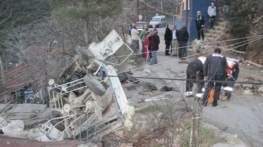 Kamyonet Gecekondunun &Ccedil;atısına &Ccedil;arpıp, Metrelerce Aşağı U&ccedil;tu