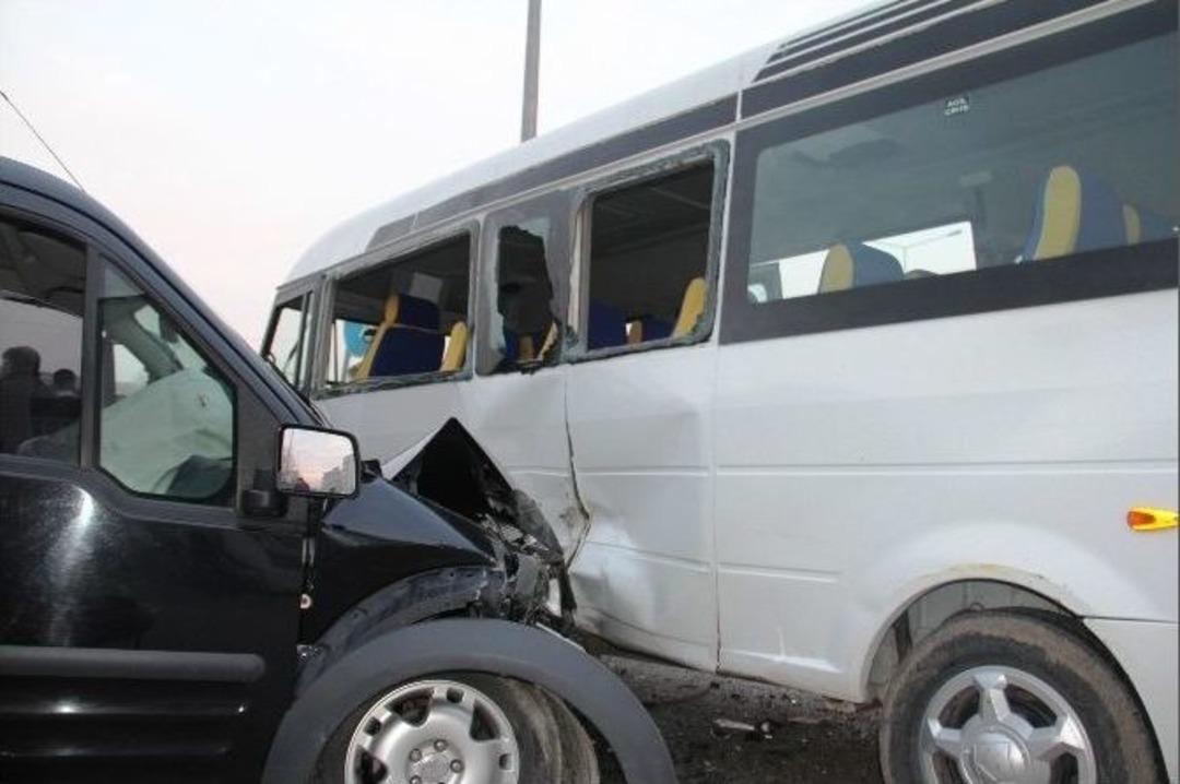 Taksiyle &Ouml;ğrenci Servisi &Ccedil;arpıştı: 4 Yaralı