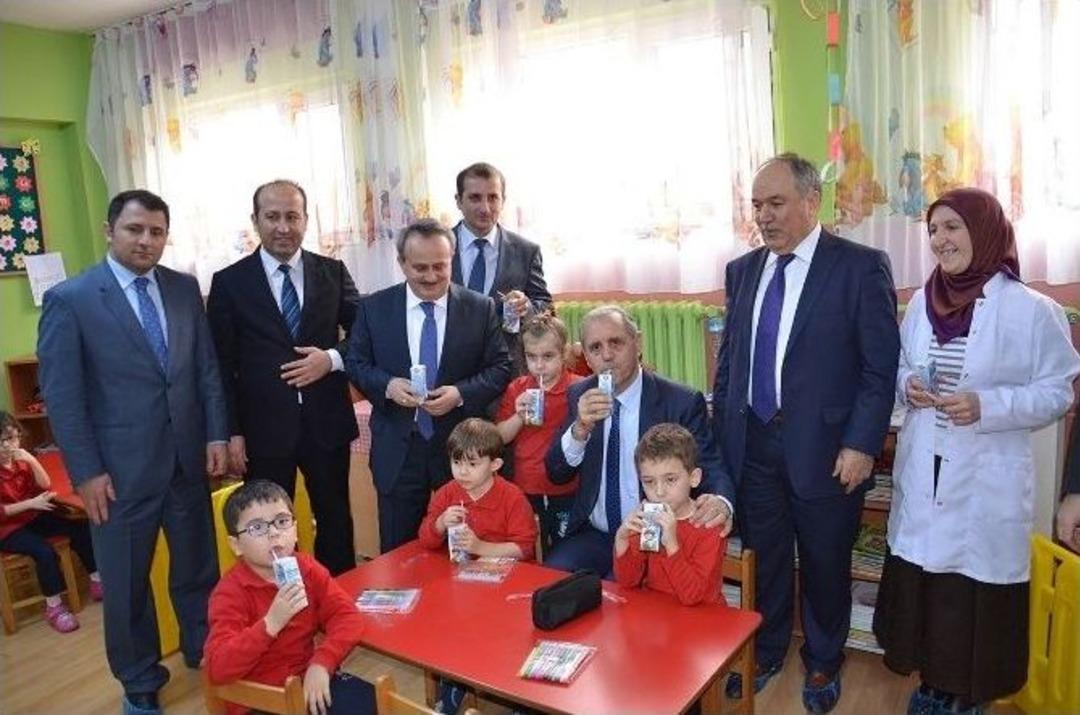 Vali Minik &Ouml;ğrencilerle S&uuml;t İ&ccedil;ti