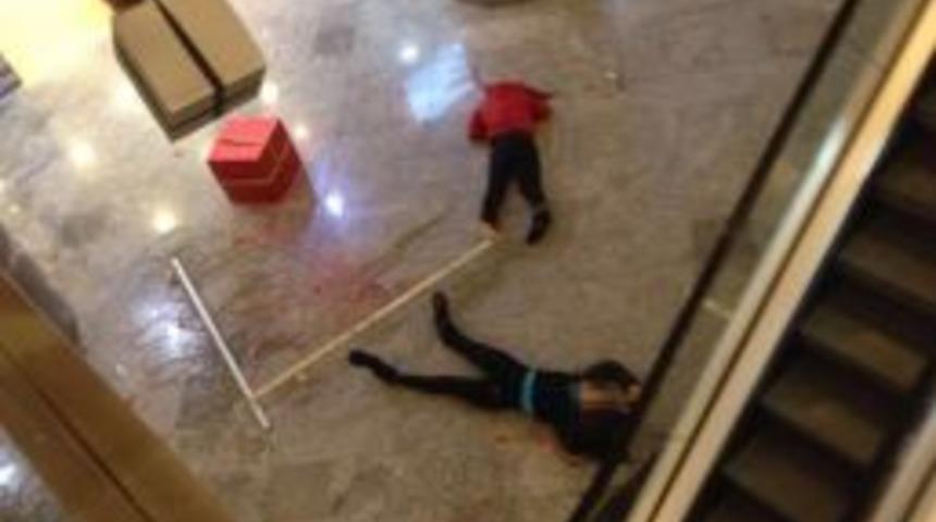 Avm&rsquo;nin 8. Katından El Ele &Ouml;l&uuml;me Atladılar