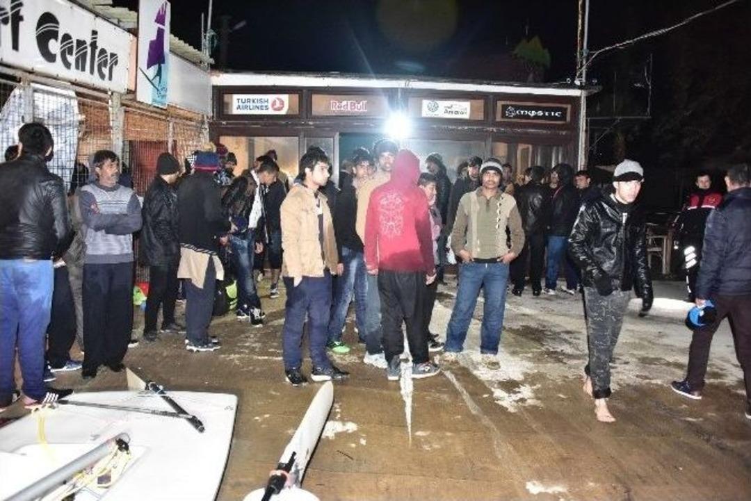 Fırtınaya Aldırmayan M&uuml;lteciler &Ouml;l&uuml;mden D&ouml;nd&uuml;