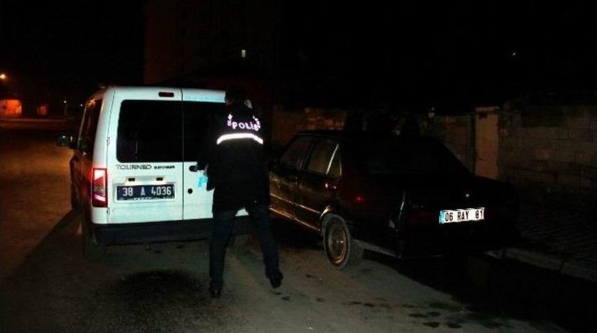 Park Halindeki Otomobilin Teybi &Ccedil;alındı