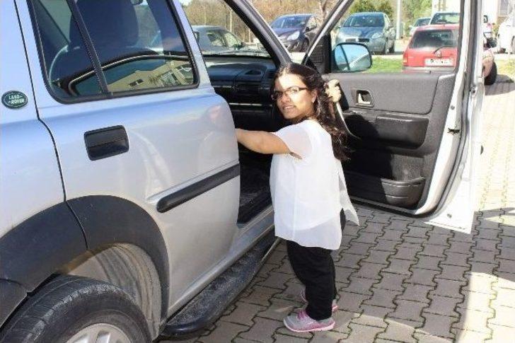 (özel Haber) 1 Metrelik Boyuyla Bütün Zorlukları Aşıp Veteriner Oldu Ama Kanunu Aşamadı G5