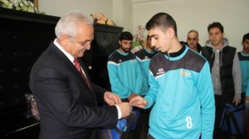 &Ouml;zel Sporculardan Başkan Başsoy&rsquo;a Ziyaret