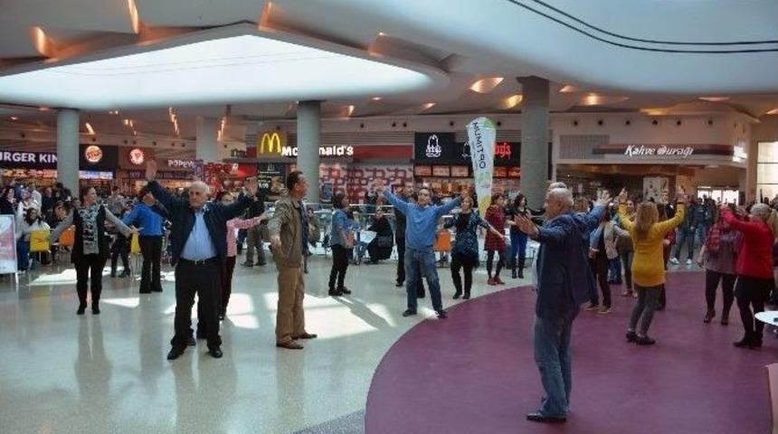 Sevgililer G&uuml;n&uuml;&rsquo;nde &lsquo;flash Mob&rsquo; S&uuml;rprizi