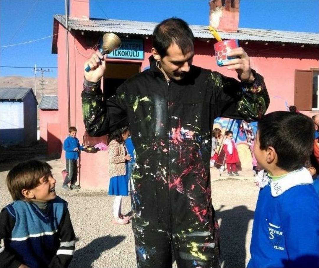 Renk K&ouml;r&uuml; Evsiz Ressam