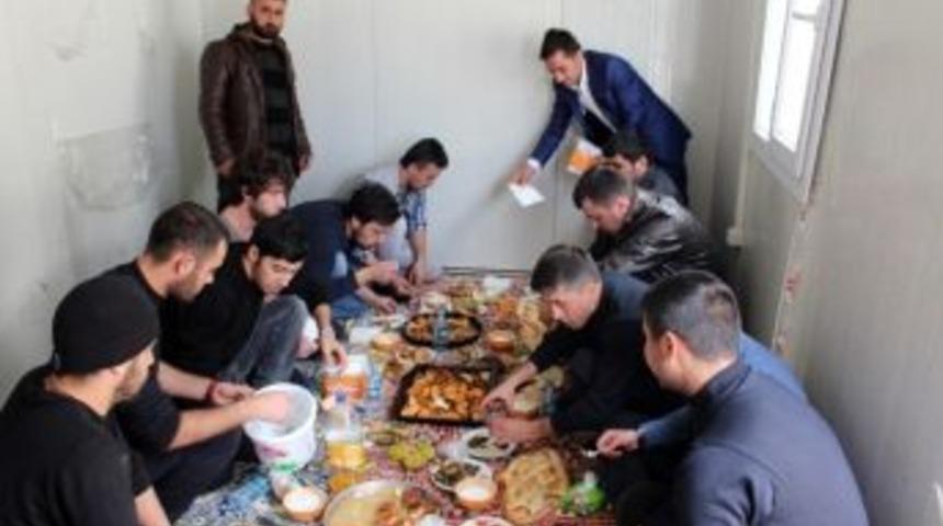 Silopi&rsquo;de Polisler İ&ccedil;in Yer Sofrası Kuruldu