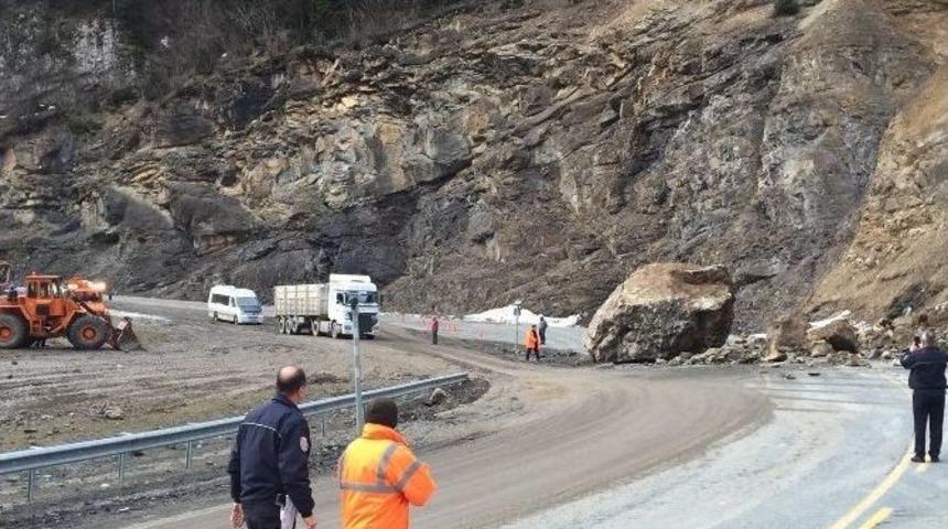 Trabzon-g&uuml;m&uuml;şhane Karayolu&rsquo;na Dev Kaya D&uuml;şt&uuml;