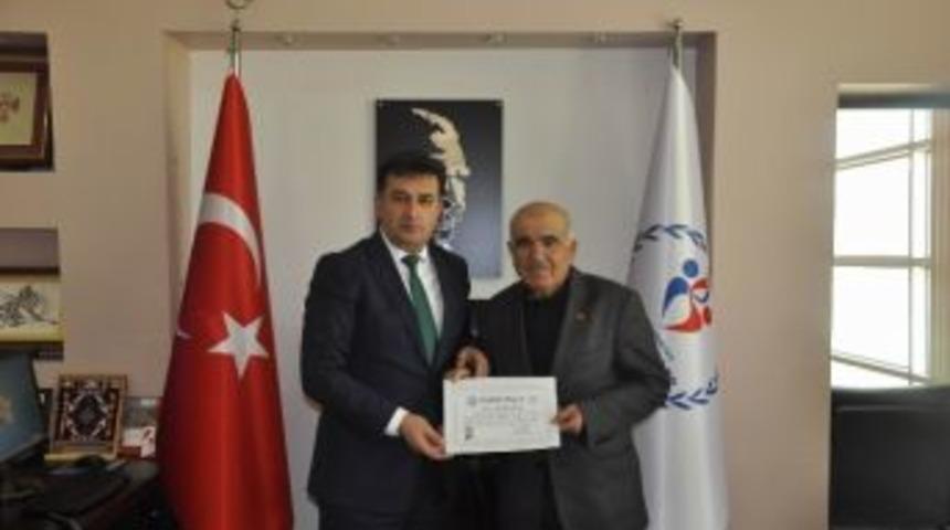 Gen&ccedil;lik Hizmetleri Ve Spor İl M&uuml;d&uuml;r&uuml; Eskici&rsquo;den, Hasan &Ccedil;ift&ccedil;i&rsquo;ye Teşekk&uuml;r Belgesi