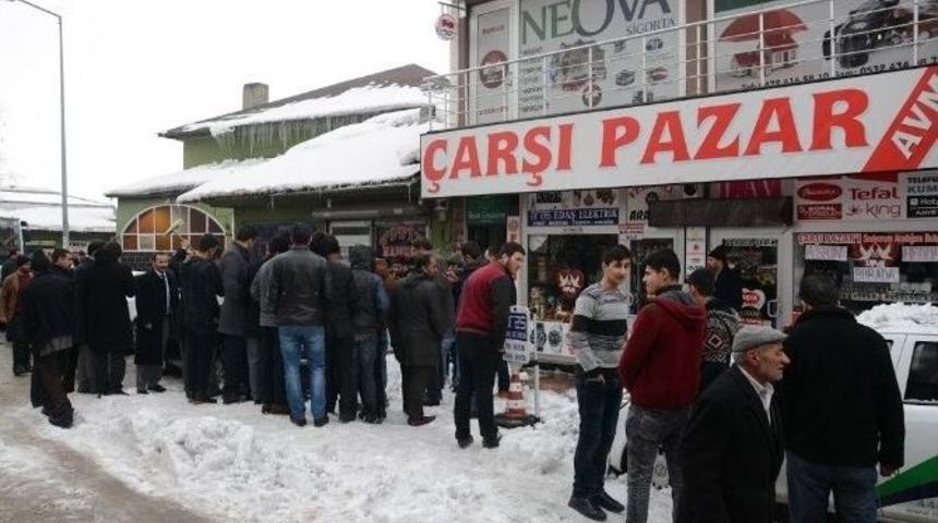 &Ccedil;atıdan D&uuml;şen Kar K&uuml;tlesi İki Araca Zarar Verdi