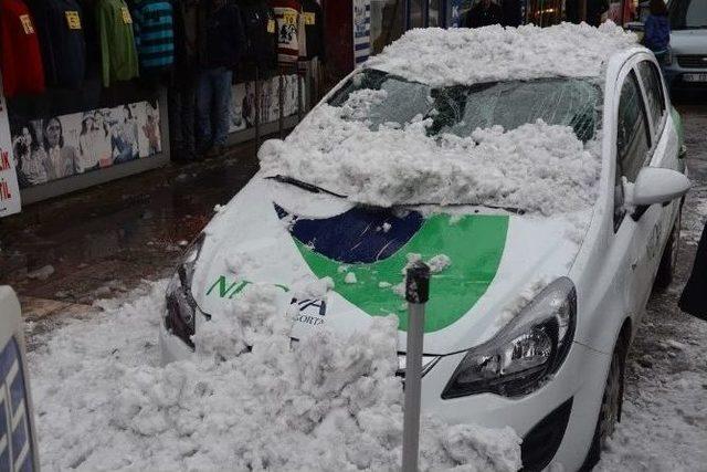 Çatıdan Düşen Kar Kütlesi İki Araca Zarar Verdi