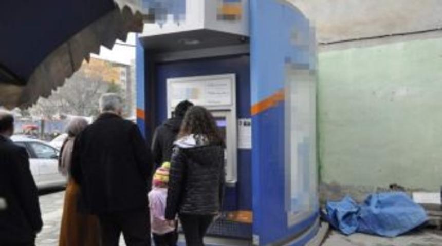 Atm&rsquo;ye D&uuml;zenek Kurup 1,5 Saatte 50 Kişinin Hesabını Boşalttılar