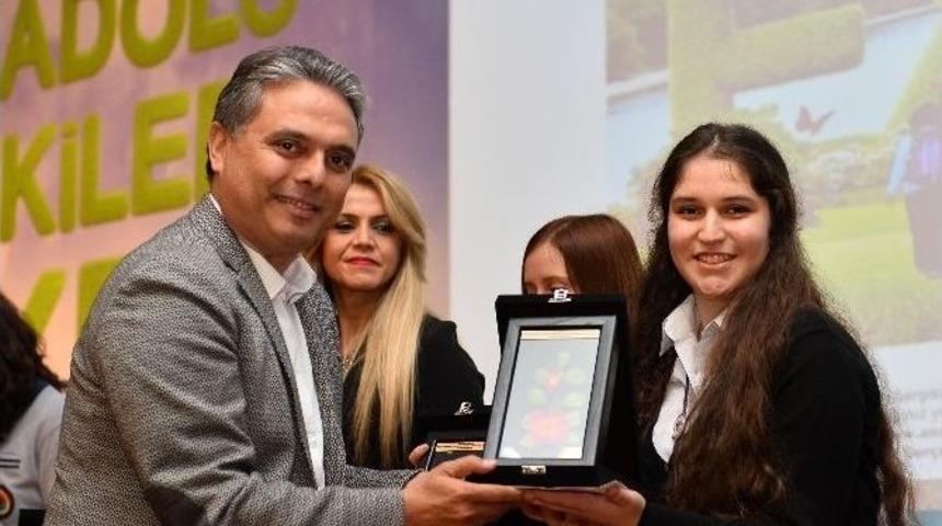 Başkan Uysal, Karadenizli &Ouml;ğrencilerin &Ouml;d&uuml;llerini Verdi