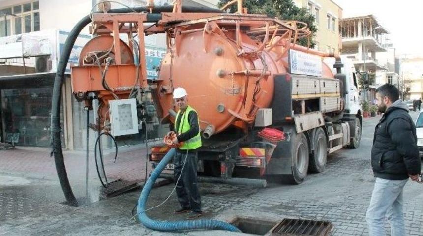 B&uuml;y&uuml;kşehir Asat Ekipleri Manavgat&rsquo;ta Yağmursuyu Hatlarını Temizliyor