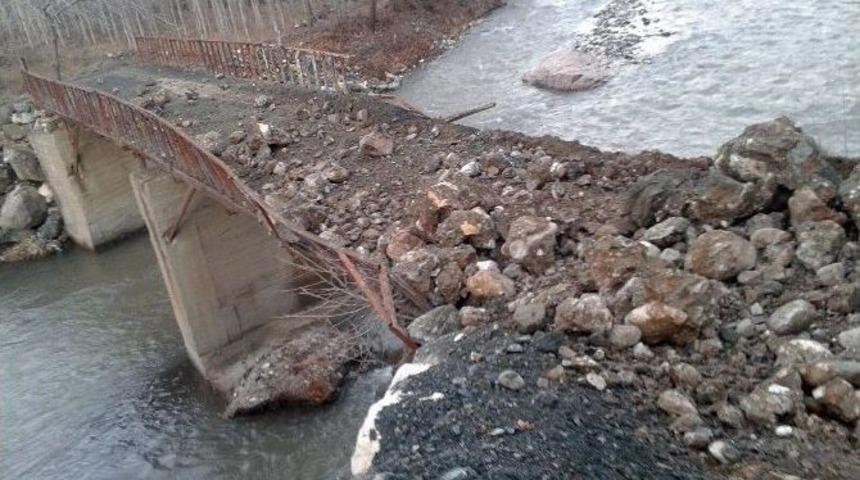 Dağdan Kopan Kaya Par&ccedil;ası K&ouml;pr&uuml;n&uuml;n &Uuml;zerine D&uuml;şt&uuml;