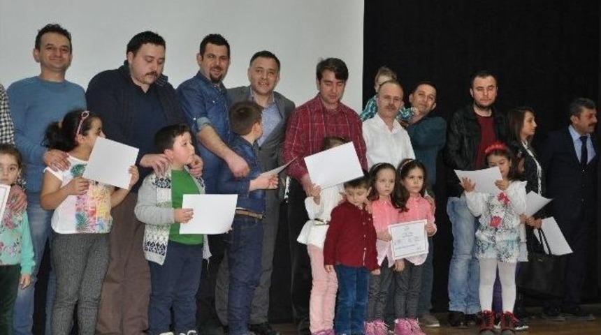 Boz&uuml;y&uuml;k&rsquo;te Aile Eğitimine Katılan Anne Babalara Sertifikaları Verildi
