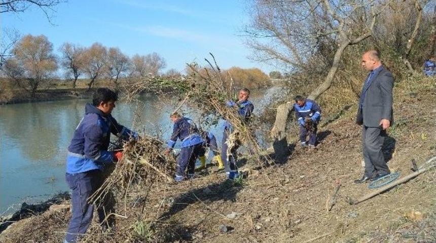 Büyükşehir, Ceyhan Nehri Kıyılarını Temizliyor