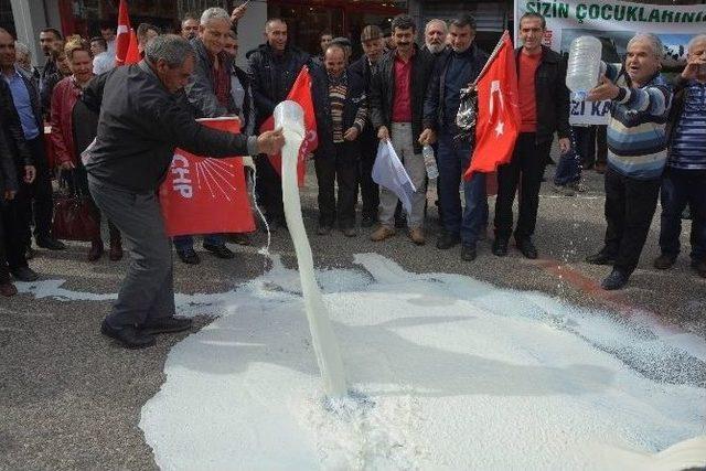 Kilolarca Sütü Sokağa Döktüler