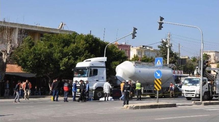 Kamyonun &Ccedil;arptığı Emekli &Ouml;ğretmen Hayatını Kaybetti