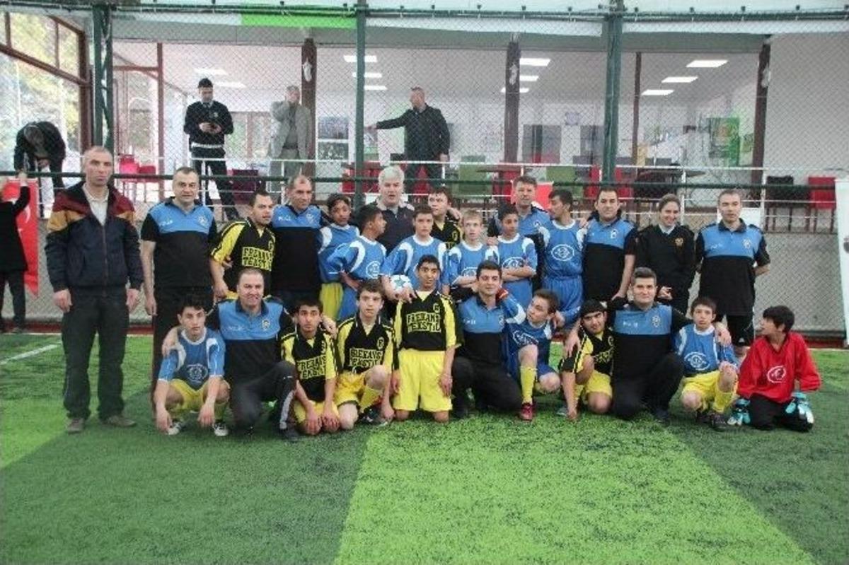Engelli &Ouml;ğrenciler İle Polis Amcaları Halı Saha Ma&ccedil;ı Yaptı