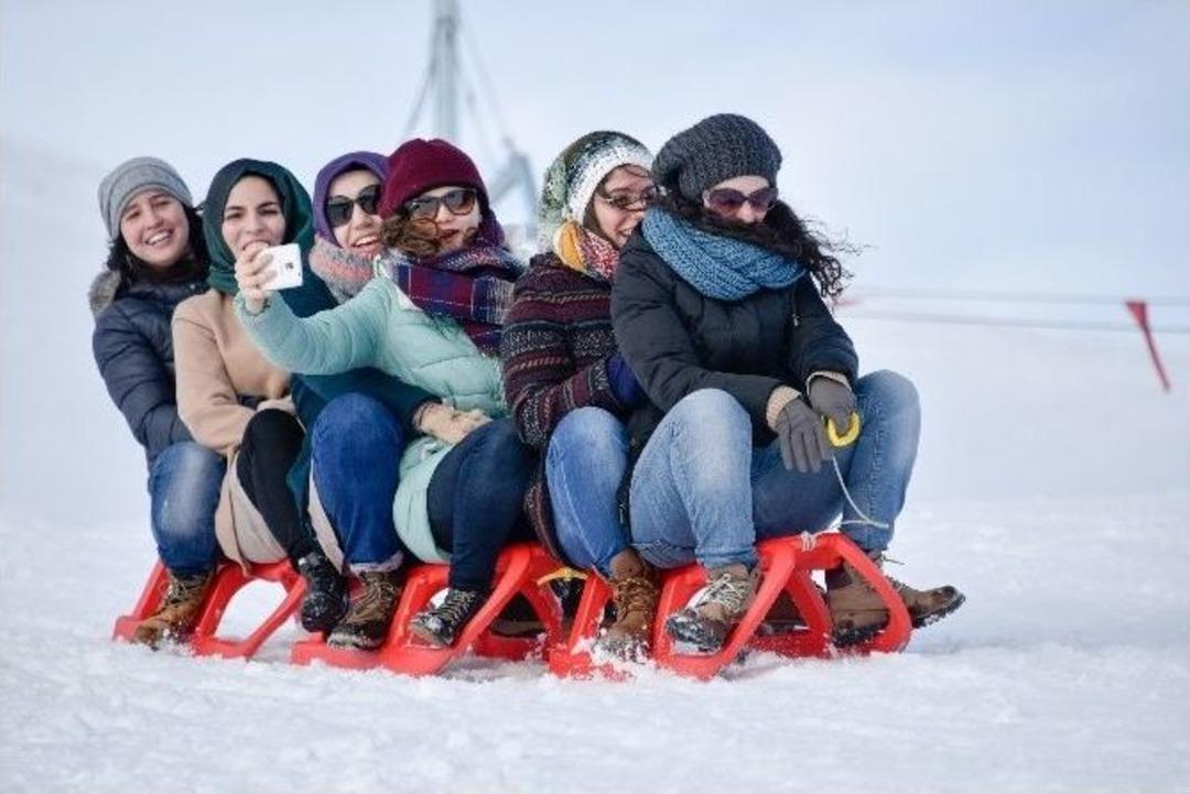 Zigana Kayak Merkezi&rsquo;nde Y&uuml;zler G&uuml;l&uuml;yor