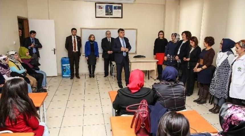 Antren&ouml;rl&uuml;k Kursları S&uuml;r&uuml;yor