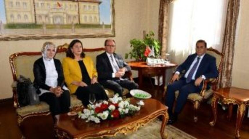 Antalya Y&ouml;r&uuml;kleri Vali T&uuml;rker&rsquo;i Ziyaret Etti