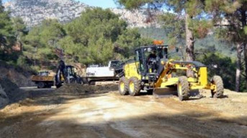 Mersin B&uuml;y&uuml;kşehir Belediyesi&rsquo;nin Asfalt Ve Yol Bakım &Ccedil;alışmaları S&uuml;r&uuml;yor