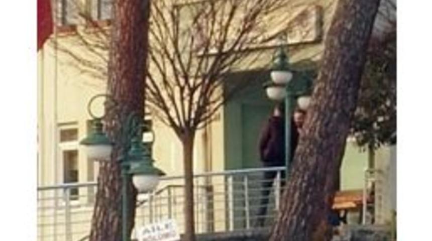 &Ccedil;ılgın Aşık, Sevgilisi İ&ccedil;in Ana Caddede Havai Fişek Attı