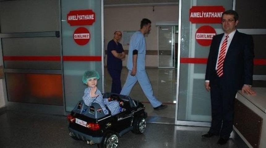 Ak&uuml;l&uuml; Araba İle Ameliyathaneye Gidiyorlar