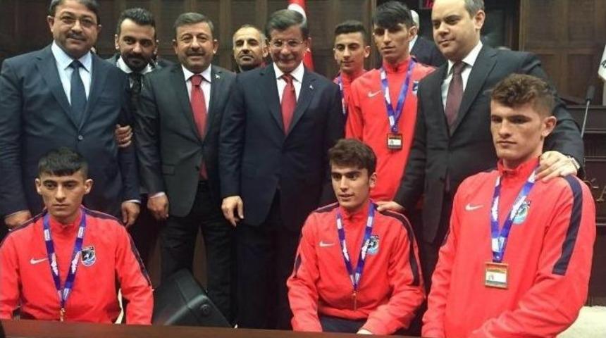 Darıcalı Atletler Kupayı Başbakan Davutoğlu&rsquo;na G&ouml;t&uuml;rd&uuml;