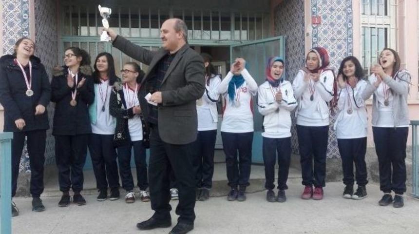 75. Yıl Ortaokulu Başarıya Doymuyor